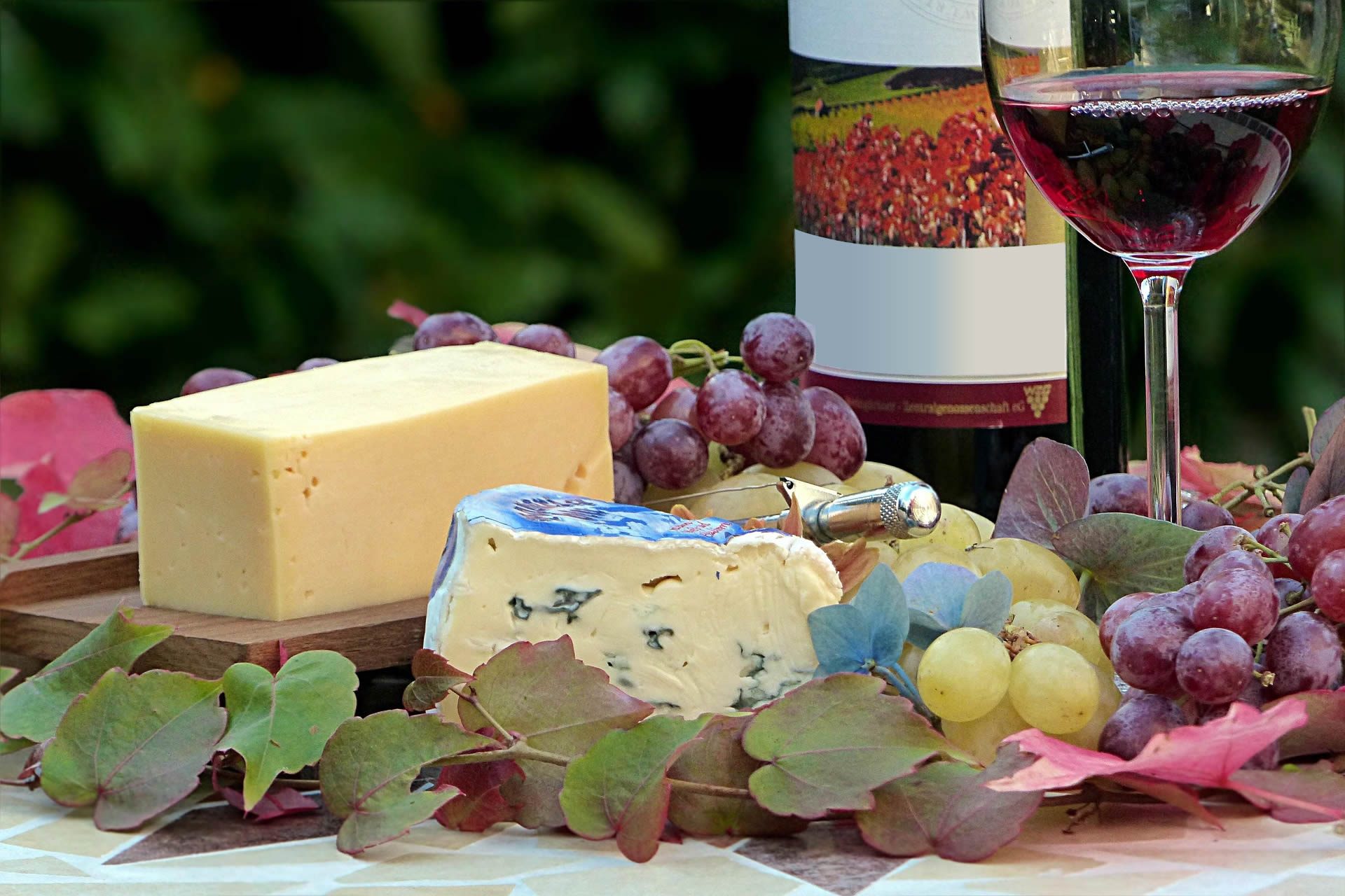 Produits du terroir français avec vin, pain et spécialités artisanales